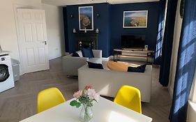 Town Center Beautiful 1 Bed Apartment